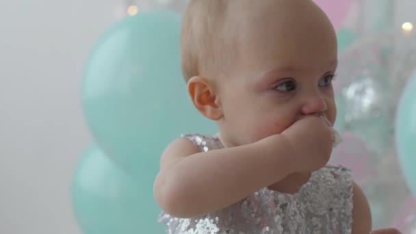 A gyerek szülinapját ünnepli — Stock videók