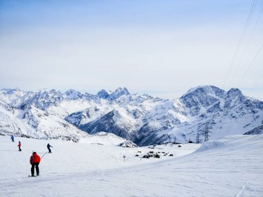 Karla kaplı dağ yamaçlarında