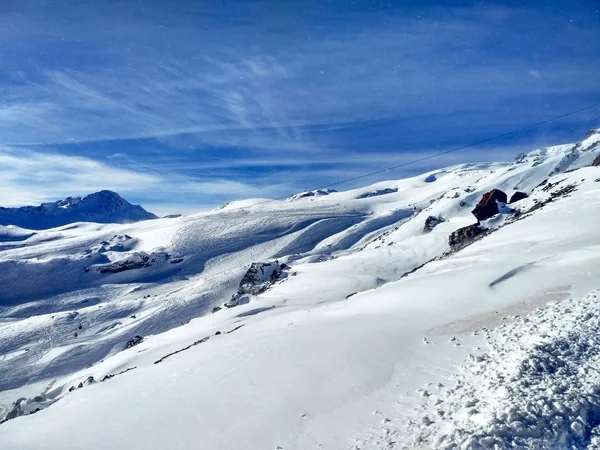 Encostas de montanha cobertas de neve — Fotografia de Stock