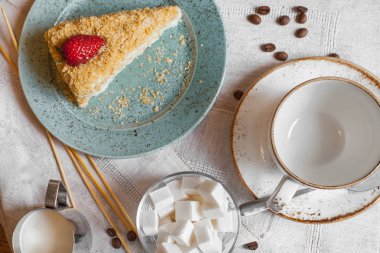 Masanın üzerinde bir fincan kahve.