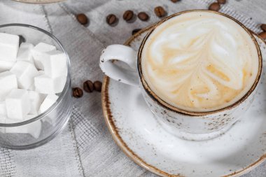 Masanın üzerinde bir fincan kahve.