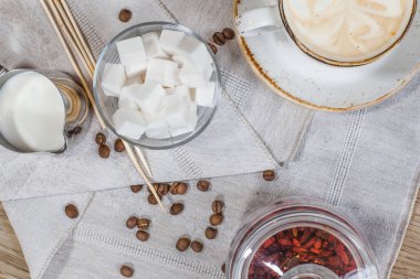 Masanın üzerinde bir fincan kahve.