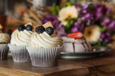 Lezzetli kek çilek ile