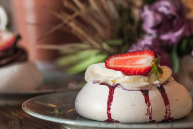 Lezzetli kek çilek ile