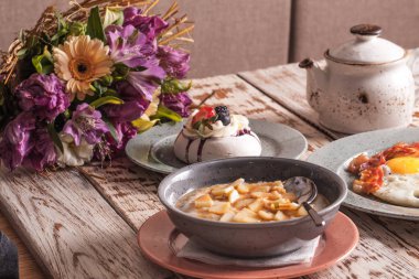 Meyve ile lezzetli yulaf lapası