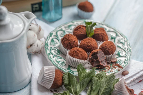 Chocolates na mesa — Fotografia de Stock
