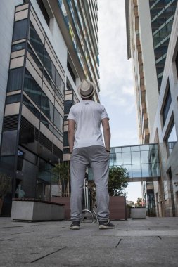 Çocuk yüksek binaların görünüyor