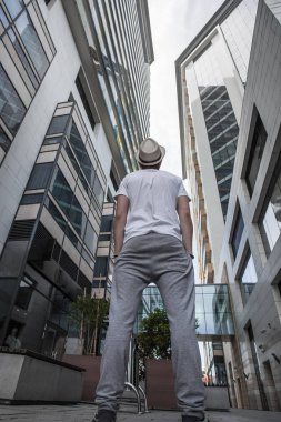 Çocuk yüksek binaların görünüyor