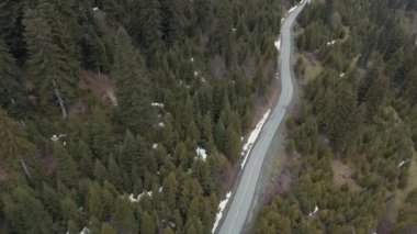 Dağlarda serpantin yolda araba sürmek