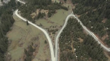 Dağlarda serpantin yolda araba sürmek