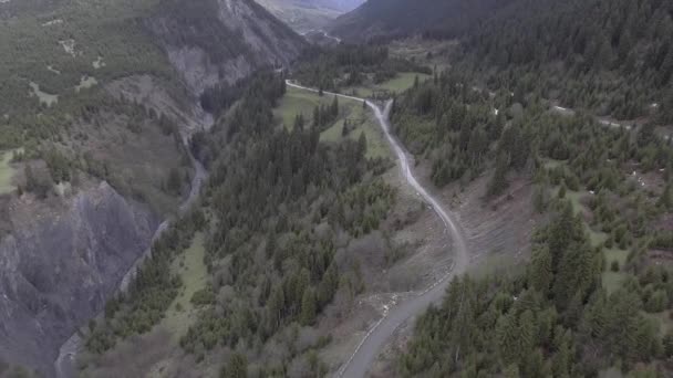 O carro anda na estrada serpentina nas montanhas — Vídeo de Stock