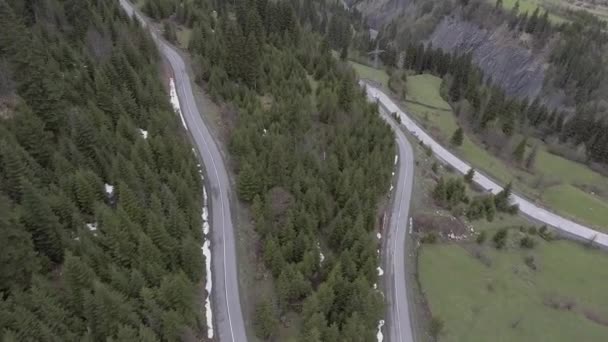 O carro anda na estrada serpentina nas montanhas — Vídeo de Stock