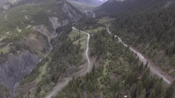 El coche monta en la serpentina carretera en las montañas — Vídeos de Stock