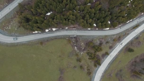 O carro anda na estrada serpentina nas montanhas — Vídeo de Stock