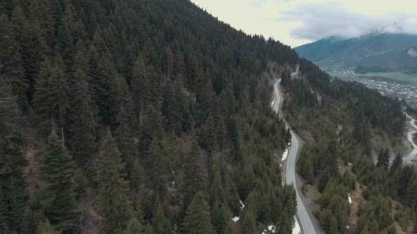 Samochód jeździ na serpentynach drogi w górach — Wideo stockowe