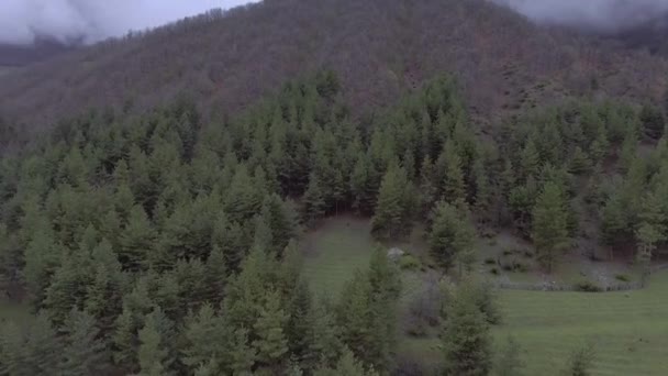 Gyönyörű kilátás nyílik a hegyekre — Stock videók