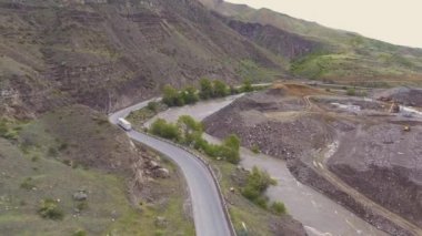Kazıcı dağ Nehri yakınında Kanyon çalıştırır