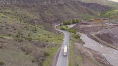 Kazıcı dağ Nehri yakınında Kanyon çalıştırır