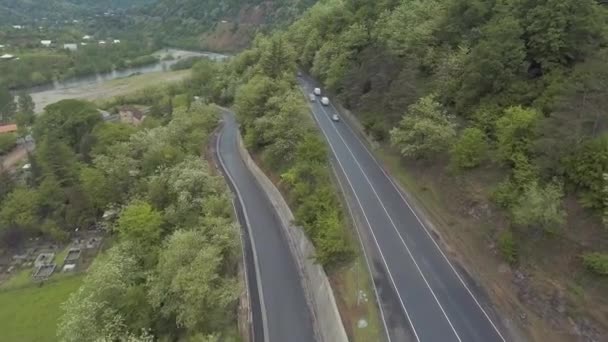 Bilar som kör på bergsvägar — Stockvideo