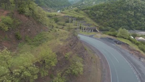 Autos fahren auf Bergstraßen — Stockvideo