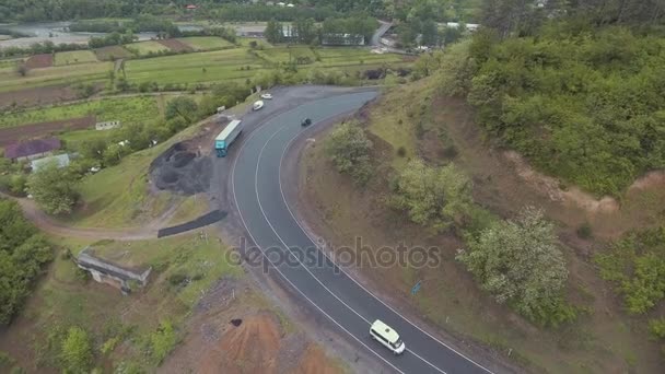 Coches que conducen en carreteras de montaña — Vídeo de stock