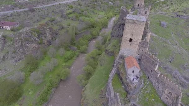 Nézd a régi erőd, a madarak repülésének magassága — Stock videók