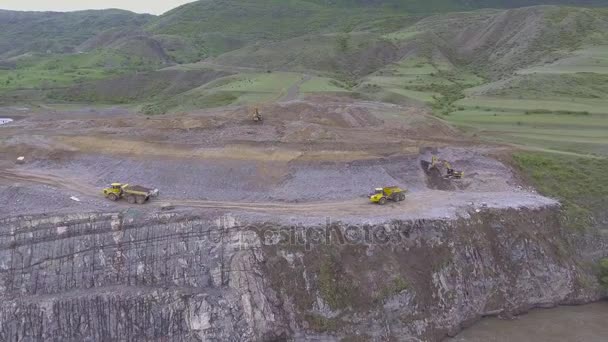 Digger körs i canyon nära floden berg — Stockvideo