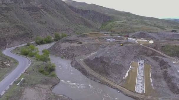 Ανασκαφέας τρέχει στο φαράγγι κοντά στον ποταμό βουνό — Αρχείο Βίντεο