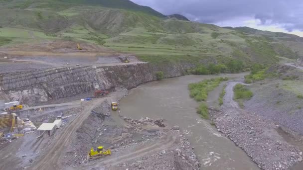 Digger coule dans le canyon près de la rivière de montagne — Video