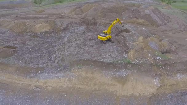Kazıcı dağ Nehri yakınında Kanyon çalıştırır — Stok video