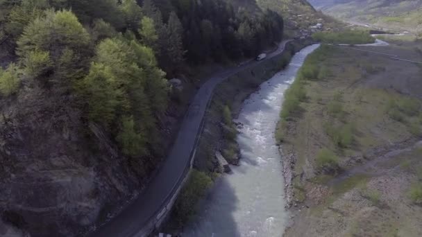 Auta jedoucí na horských silnicích — Stock video