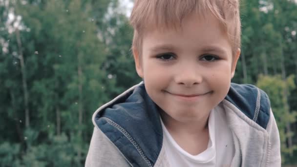 Kleiner Junge lächelt in die Kamera — Stockvideo