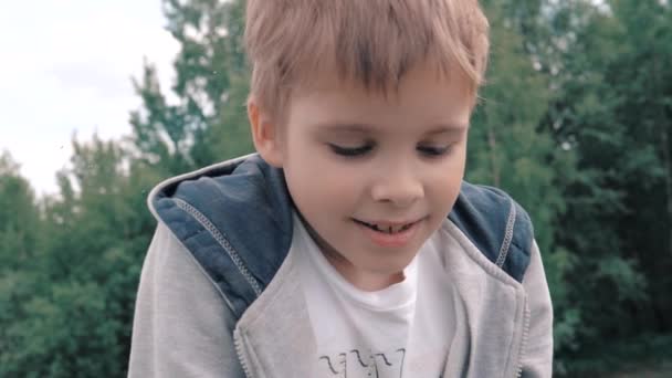 Kleine jongen glimlachend naar camera — Stockvideo