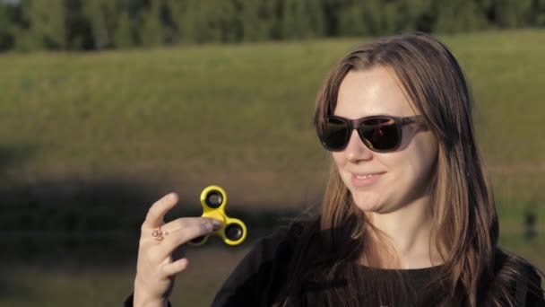 Lei torce il giocattolo-spinner — Video Stock