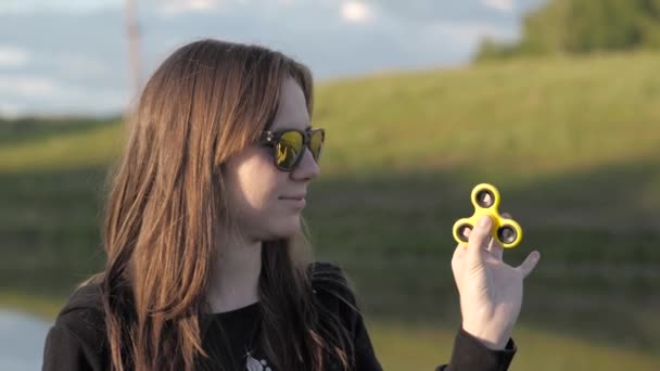 She twists the toy-spinner — Stock Video