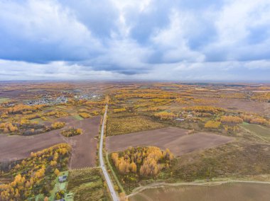 Sonbahar woods ve bir kuşbakışı olan alanlar