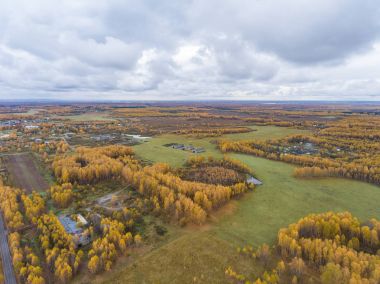 Sonbahar woods ve bir kuşbakışı olan alanlar