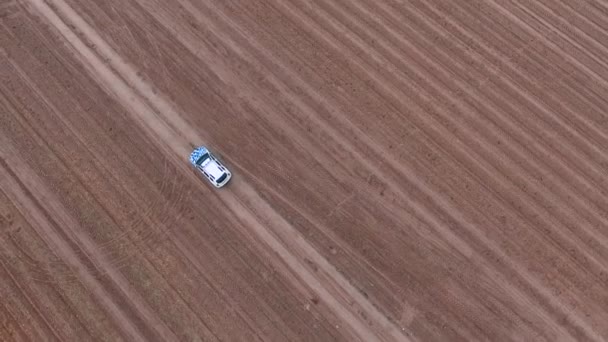 De auto gaat langs het veld — Stockvideo