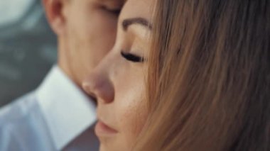 Kız ve adam sokakta yürürken