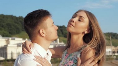 Kız ve adam sokakta yürürken