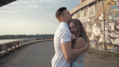 Kız ve adam sokakta yürürken