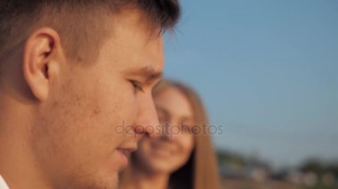 Kız ve adam sokakta yürürken