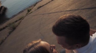 Kız ve adam sokakta yürürken