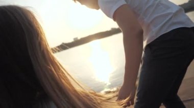 Kız ve adam sokakta yürürken