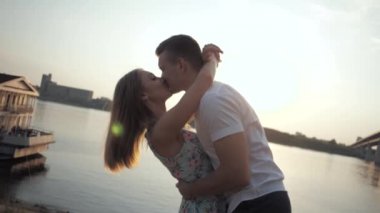 Kız ve adam sokakta yürürken