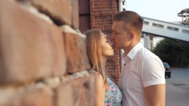 Kız ve adam sokakta yürürken