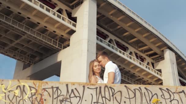 La chica y el chico caminan por la calle — Vídeos de Stock