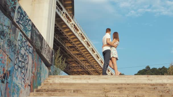 Kız ve adam sokakta yürürken — Stok video