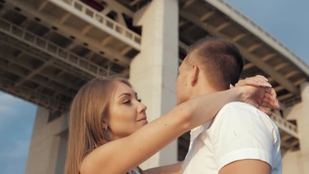 La fille et le gars marchent dans la rue — Video