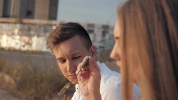 Het meisje en de jongen lopen in de straat — Stockvideo